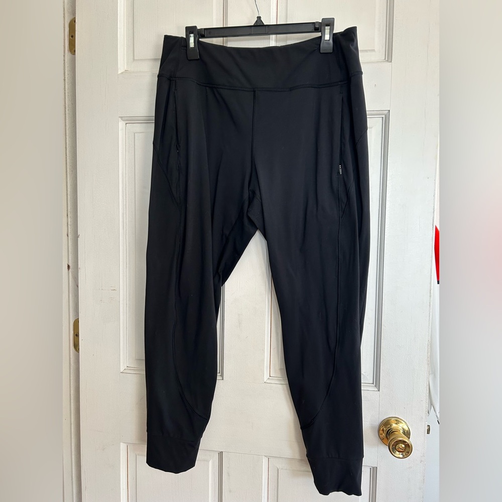 Athleta Women’s Distance Jogger in Black with Pockets and Tie Waist. Size Large